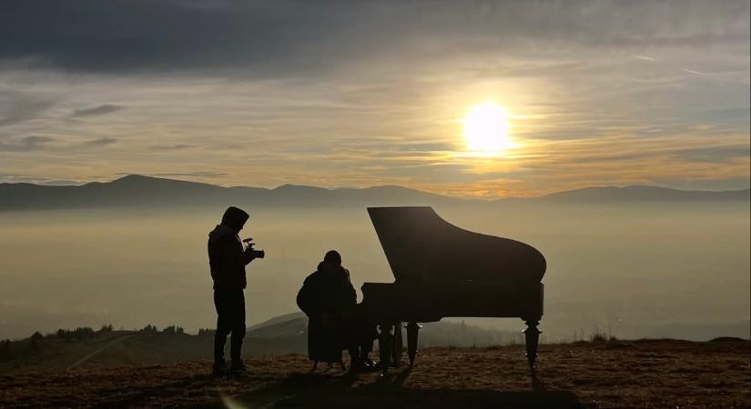 A gyergyóiak egy 250 kilós zongorát is hegyre cipeltek az Ifjúsági Főváros cím elnyeréséért (VIDEÓ)