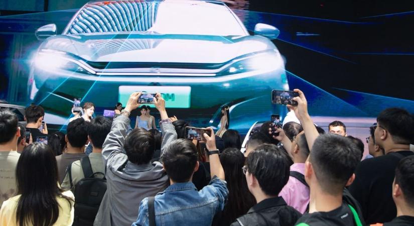 Visszafelé sült el az EU vámháborúja: még jobban terjednek a kínai autók Európában