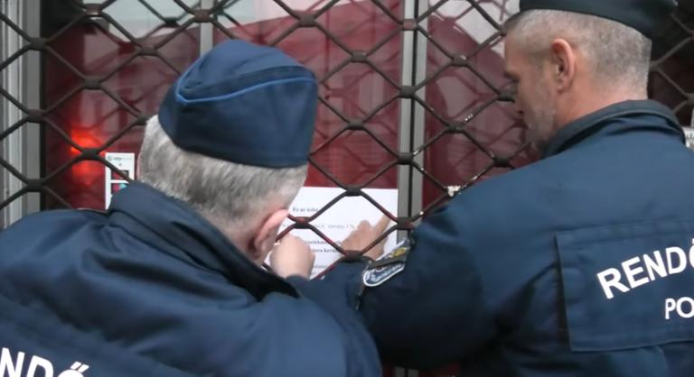 Videón, ahogy bezárat a rendőrség egy drogot áruló óbudai élelmiszerboltot