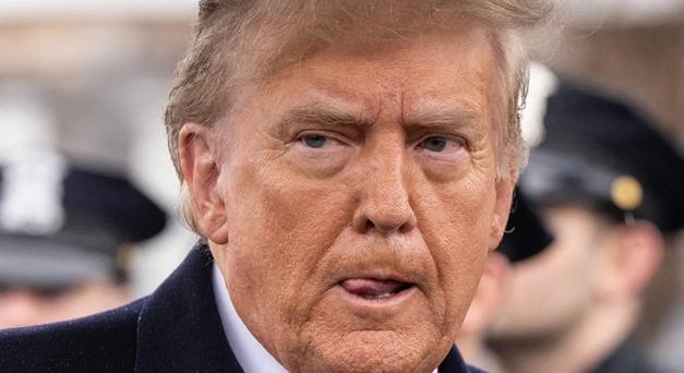 Trump cinkelt kártyákkal játszik , de van benne rendszer