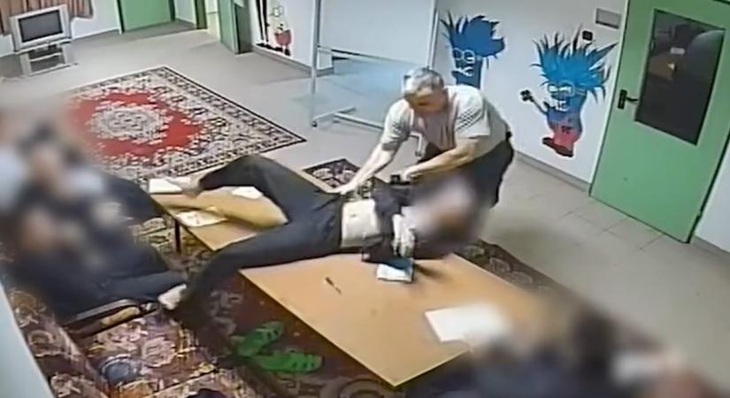 Egy óriási kivetítőn folyamatosan levetíti a Szőlő utcai gyerekbántalmazásról szóló videót a Nyugati téren a Kutyapárt