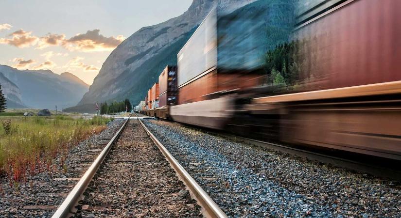 Több mint két órás késéssel indult el az új állami vasúttársaság első szerelvénye