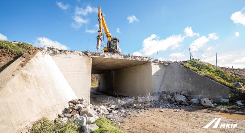 M1-es bővítés: hídbontásokra is szükség van a hídépítésekhez – FOTÓK