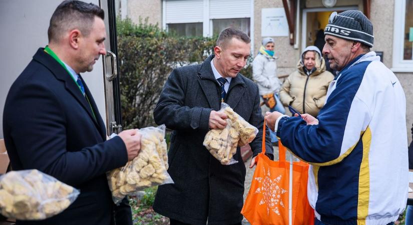 Megérkezett a győri borlovagok karácsonyi támogatása, 480 rászoruló asztalára kerül hús - fotók, videó