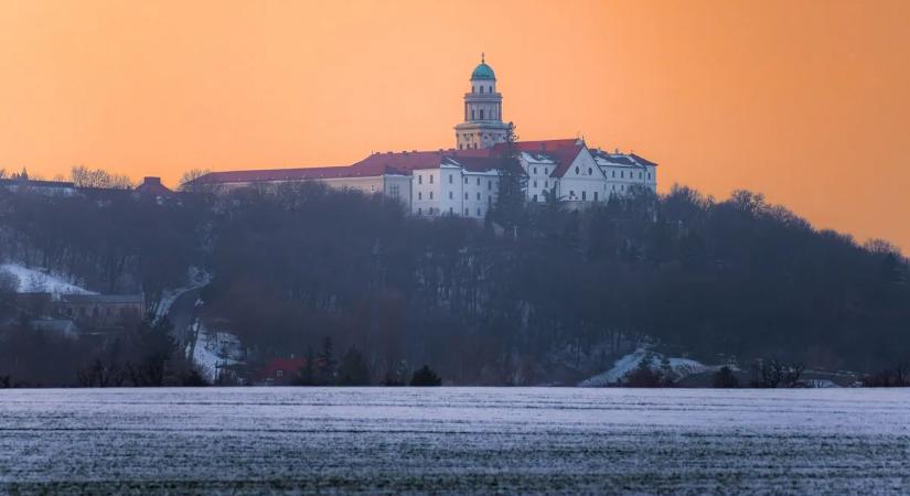 Pannonhalma advent idején – Meghitt zarándoklat a Főapátságtól a dombokig