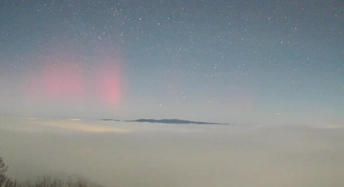 Sarki fény derengett csütörtök hajnalban a ködtenger fölött