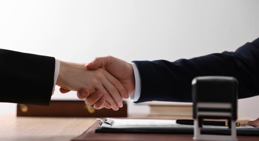 Elhisszük még a kézfogást – vagy már csak az aláírás számít?
