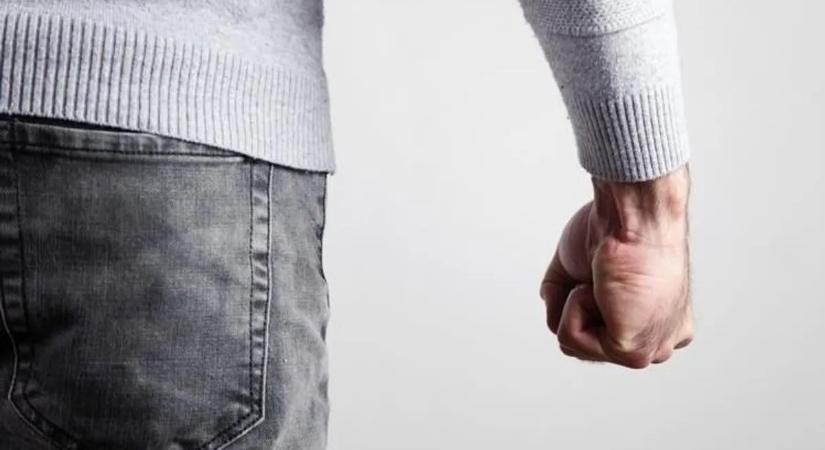 A gyerekei szeme láttára verte össze az asszonyt, nem volt tekintettel senkire