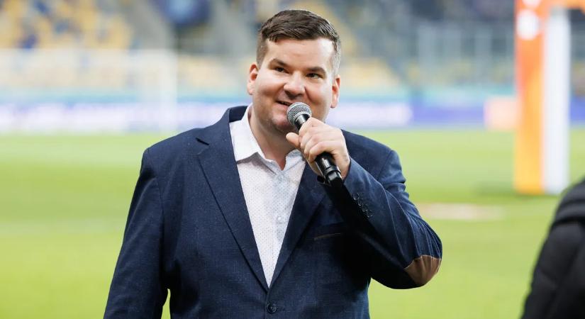 A Sztárban sztár középdöntőse énekelte a Nélküledet a megyei rangadó előtt – videó