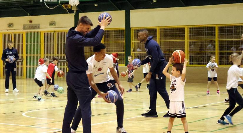 Mosolyt csaltak a manók arcára az atomvárosi kosarasok