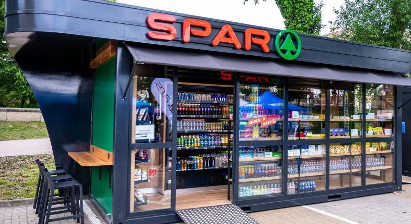 Konténerbe költözik a Spar – könnyebben megközelíti a vásárlókat a boltlánc