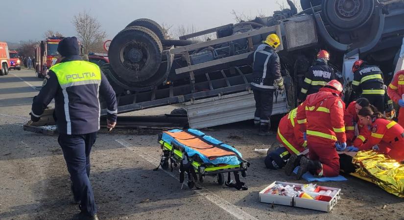 Felborult egy teherautó Maros megyében – a sofőrnél hirtelen szívhalál állt be