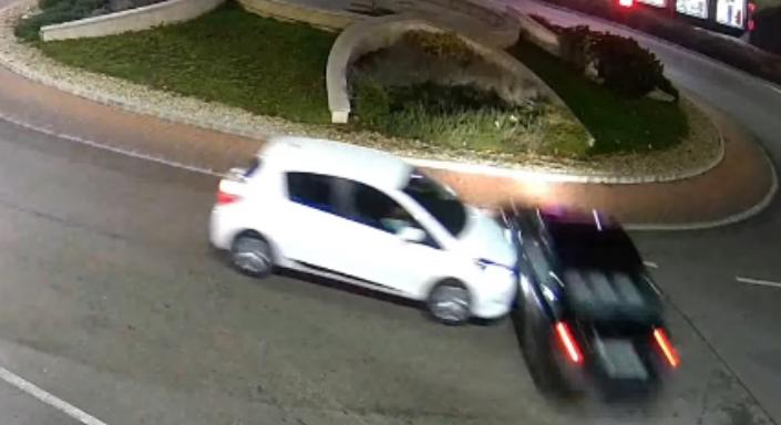 Eszement módon rongyolt bele a kaposvári körforgalomba, a szökőkút állította meg