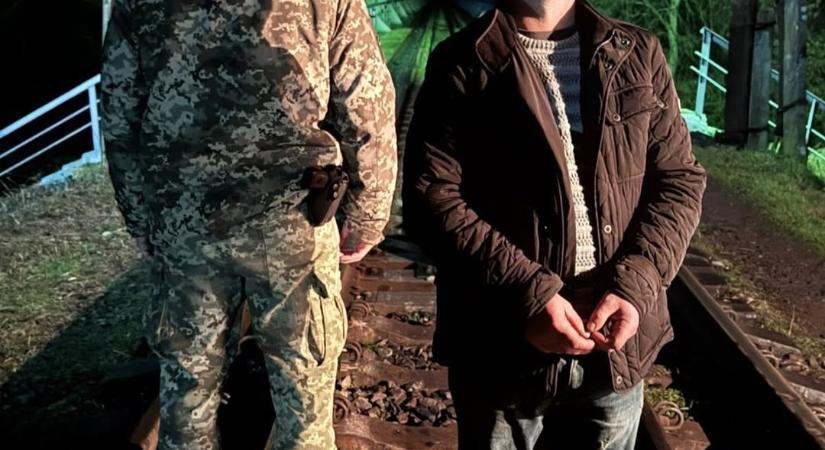 A magyar határnál feltartóztattak egy külföldi férfit, aki a vasúti síneken keresztül tartott Ukrajna felé