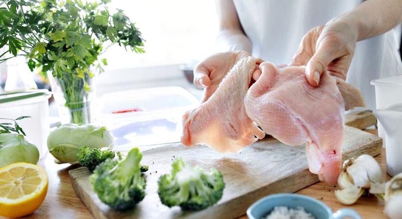 Ne edd meg így a csirkét – tele van parazitákkal és baktériumokkal, mégis sokan imádják