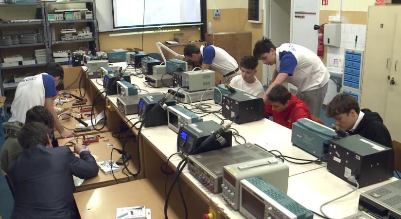 Forrasztottak és ellenállást mértek a debreceni diákok a Kapcsolj rá! versenyen – videóval