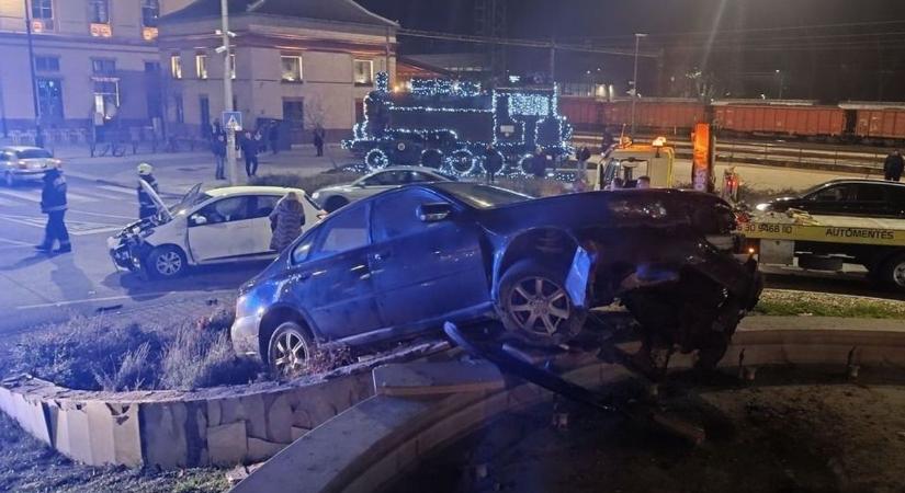 Akkora volt az ütközés, hogy a szökőkút szélére futott fel a kocsi