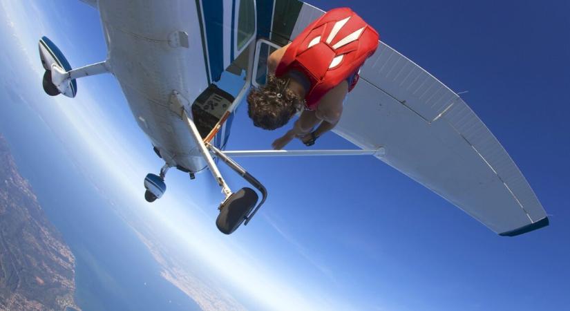 4500 méteres magasságban lógott a repülőgép farkáról egy ejtőernyős – videón a drámai pillanatok