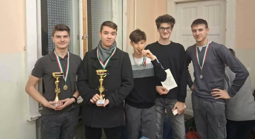 Vidéki suli, országos bravúr: mórahalmi diákok aranybetűkkel írják tele a tanév krónikáját