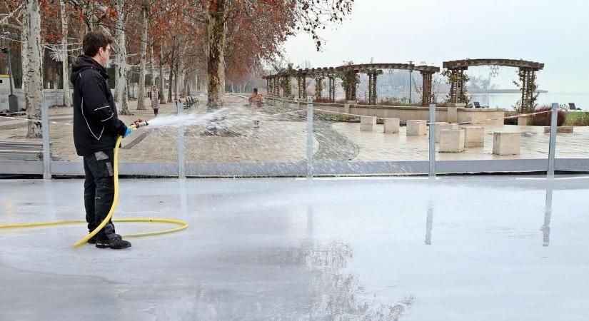 Holnap ingyen korcsolyázhatunk a Balaton legnagyobb jégpályáján: minden készen áll a nyitásra!