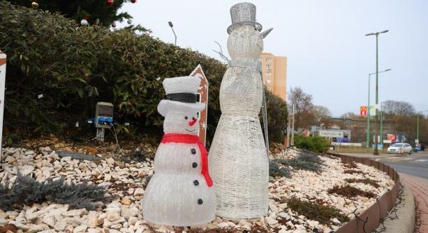 Karácsonyi díszben pompázik a körforgó