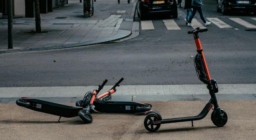 Tragikus rollerbalesetben vesztette életét a népszerű énekesnő