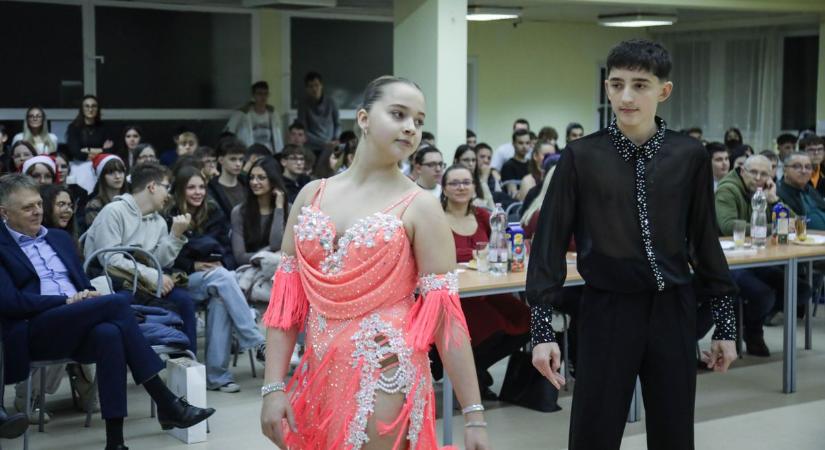 „Megasztárok” a szolnoki kollégiumban: remek hangulatot varázsoltak a fellépők – videóval, galériával