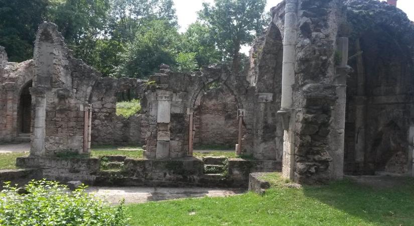 Kezdődhet az Angolkert felújítása: a griffek is megújulnak