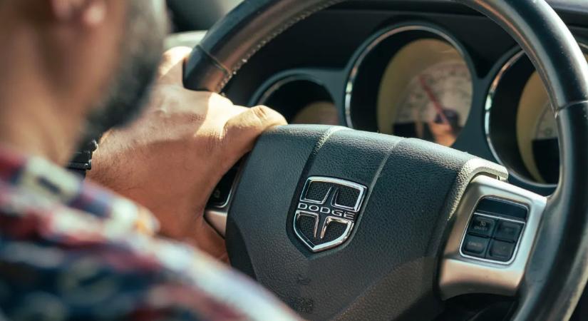 Videón a kisteleki autós üldözés, drogot rejtegetett a sofőr