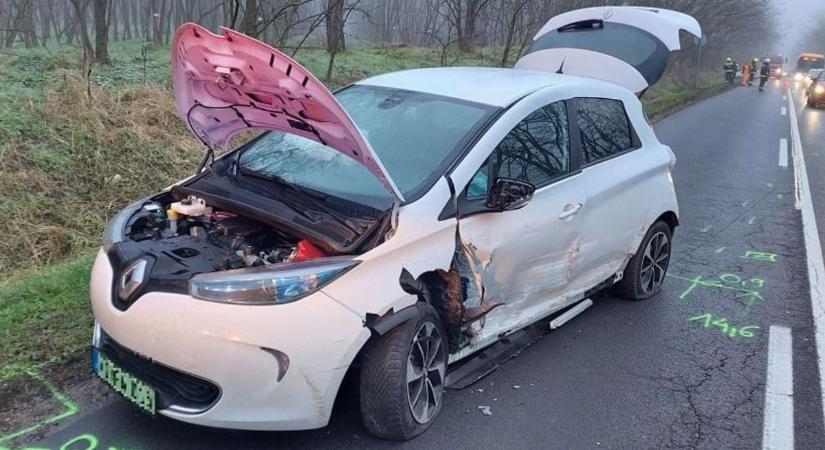 Helyszíni fotókon az oroszlányi frontális baleset