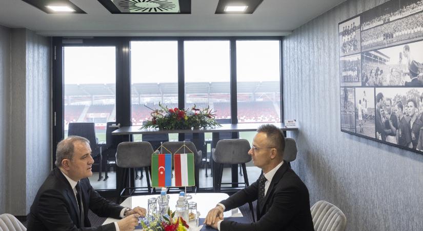 Szijjártó sporttörténelmet írt: elvitte a Bozsik Arénába az azeri külügyminisztert