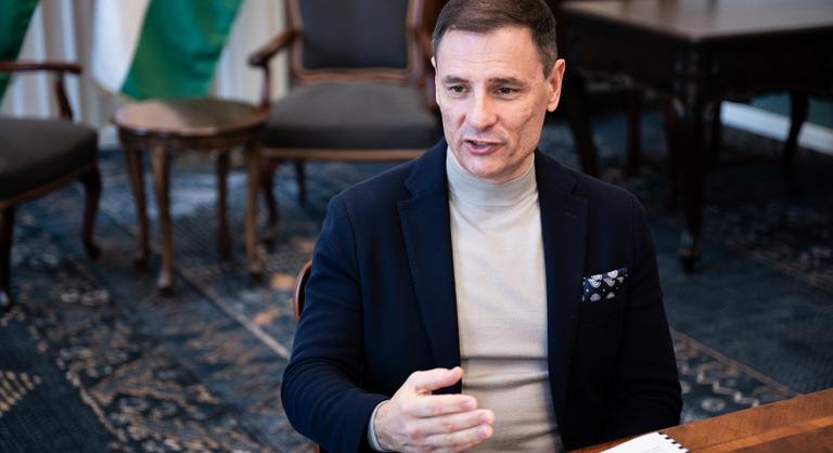 Nyílt beszélgetésre hívta a Kutyapárt Tuzson Bencét a Szőlő utcai videók miatt