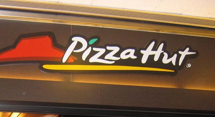 Robot szolgálja fel pizzát a Pizza Hut új magyarországi éttermében