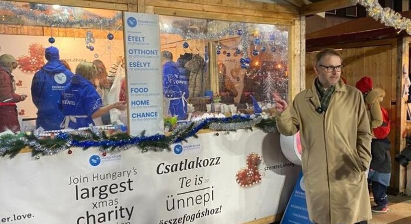 Kötényt kötött a brit nagykövet a Bazilikánál és magyarul szólalt meg, ezt kérte