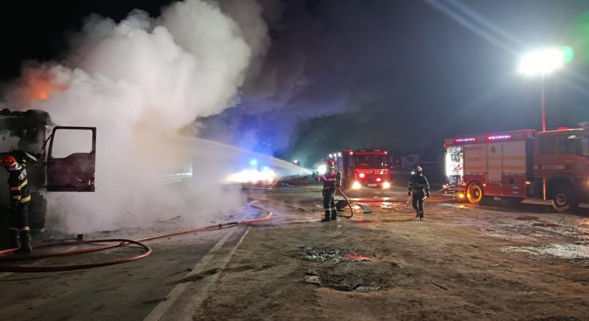 Menet közben gyulladt ki egy kamion – A sofőrnek épphogy sikerült megmenekülnie (VIDEÓ)
