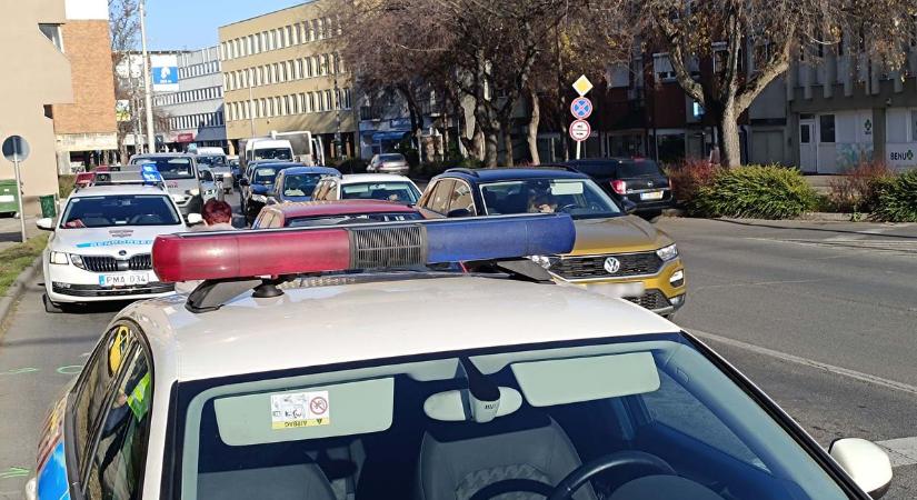 Rendőrautónak ütközött a szabálytalan sofőr (képekkel)