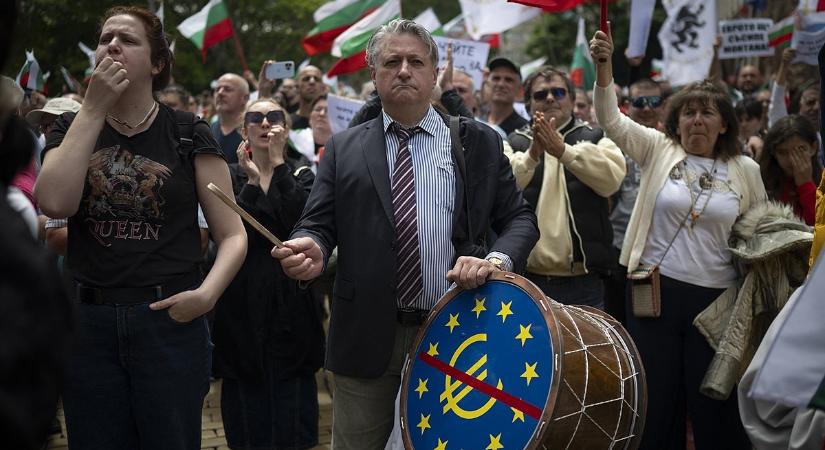 Váratlanul lemondott a kormány, sokba került az euró bevezetése