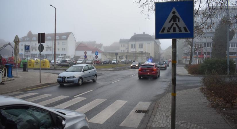 A rendőrség helyesbített: a kijelölt gyalogátkelőhelyen ment át a fiatal, amikor elsodorták