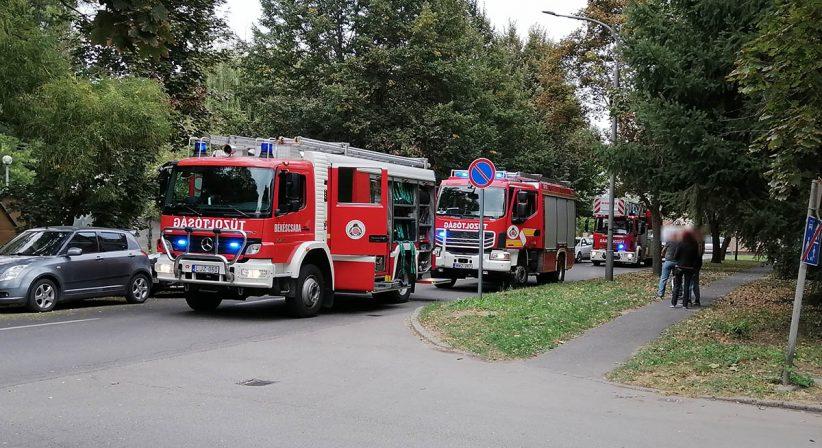 A tűzoltók segítenek eljuttatni a karácsonyi ajándékcsomagokat a rászoruló egyszülős családoknak