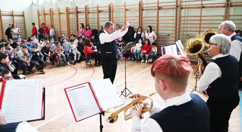 Zenéltek és adakoztak – így teremtett ünnepi hangulatot a zenekar Szolnokon – galériával