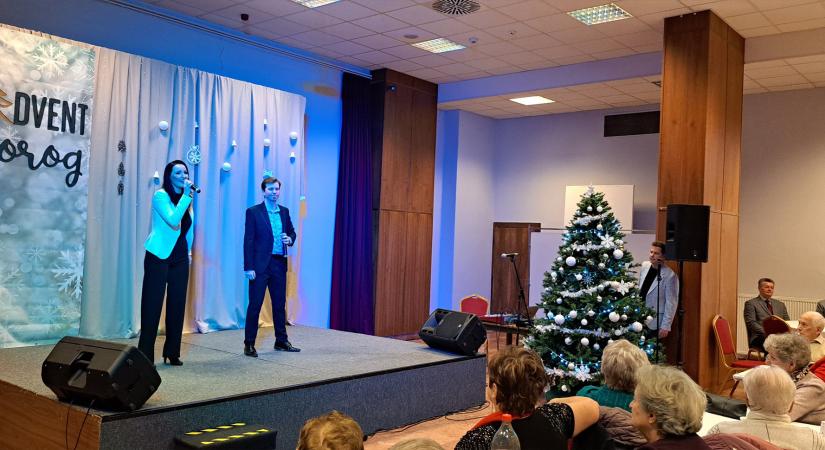 Meghitt karácsonyi ünnepséggel köszöntötték az időseket Dorogon