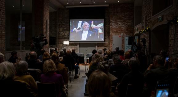 „Mindig is ilyen elegáns fekete lovag volt” – Krasznahorkai barátai így ünnepelték a Nobel-díj átadását