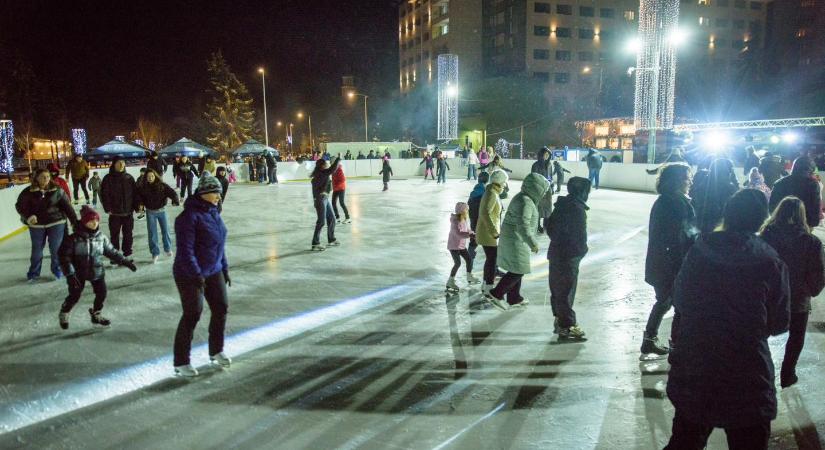 Megnyitják a szabadtéri jégpályát Csíkszereda központjában