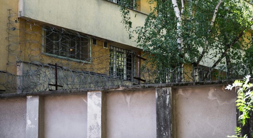 „Gulyás Gergely újabb sebet ütött az áldozatokon” – a törvény szerint a javítóintézet is gyermekvédelmi intézmény