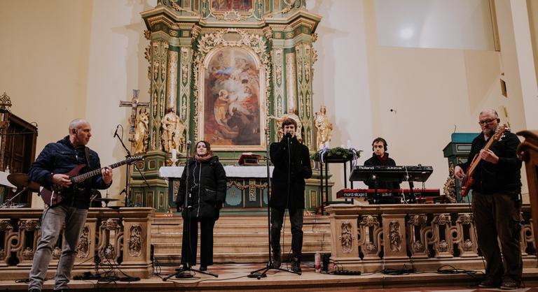 Rockzenében keresik a karácsony lényegét