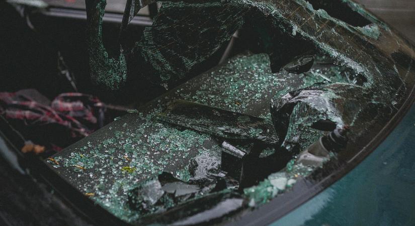 Óriási baleset Budapestnél, három ember élete volt a tét