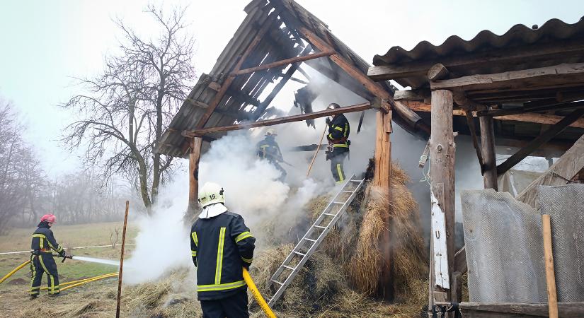 Tűz ütött ki Iloncán – a lángok nyolc tonna szénát pusztítottak el