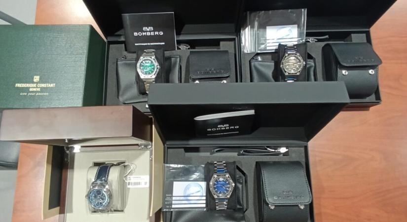 Csaknem százezer euró értékben foglaltak le luxusórákat a vámosok (Fotók)