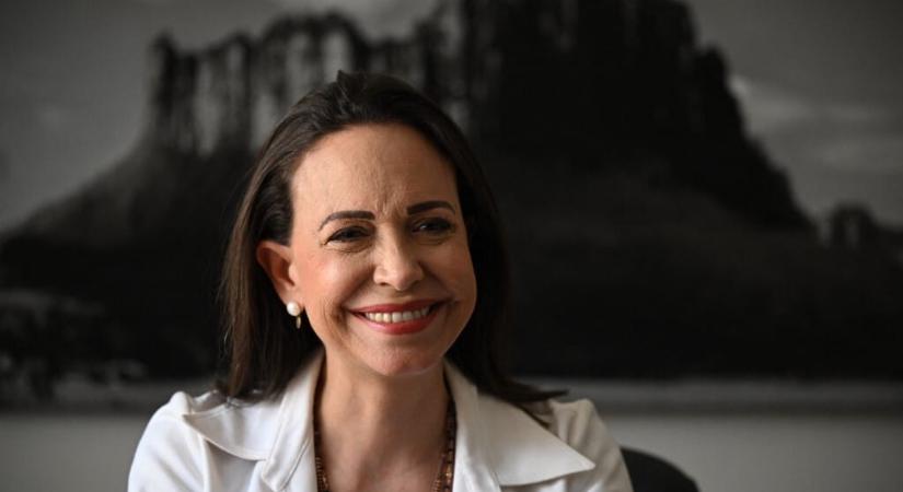 Álruhát viselt, tíz ellenőrzőponton jutott át: Oslóban bukkant fel a Nobel-békedíjjal kitüntetett venezuelai ellenzéki, María Corina Machado