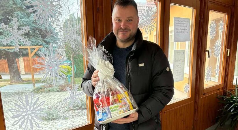 Szeretetcsomagok a nagymányoki szépkorúaknak